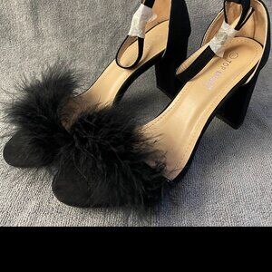 Top Moda Konner-30 Feather Chunky Heel Sandals Size 7.5 NEW IN BOX!